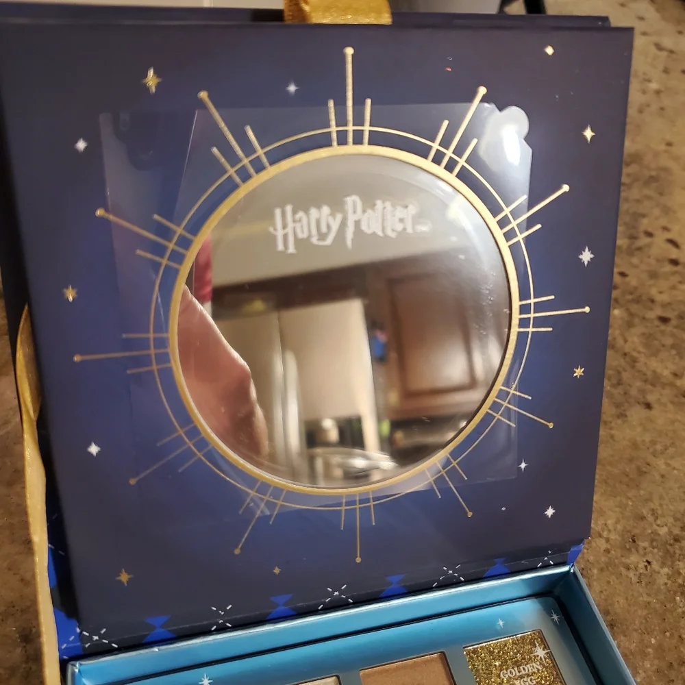 Profusion‎ Cosmetics Harry Potter Holiday Christmas at Hogwarts 16 Shade Palette